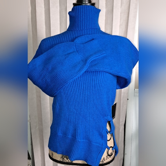 Cute asymmetrical sweater - Picture 1 of 6